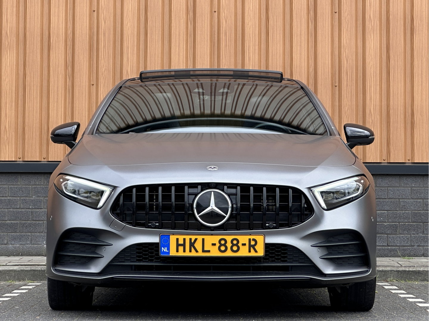 Mercedes-Benz A-Klasse 250 e Premium Plus | Grafietgrijs Magno | Burmester | Panorama dak | Head-Up Display | 360 Camera |