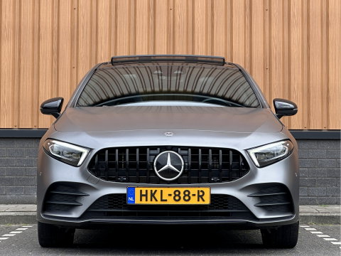 Mercedes-Benz A-Klasse 250 e Premium Plus | Grafietgrijs Magno | Burmester | Panorama dak | Head-Up Display | 360 Camera |