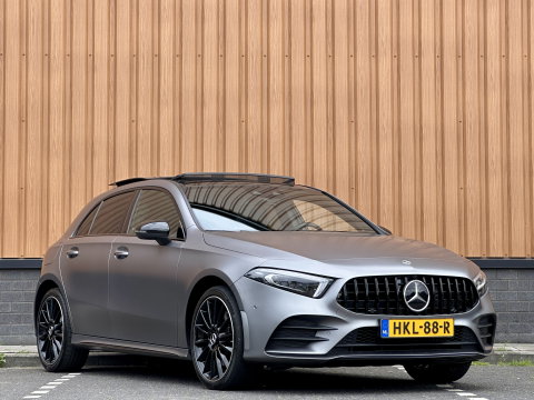 Mercedes-Benz A-Klasse 250 e Premium Plus | Grafietgrijs Magno | Burmester | Panorama dak | Head-Up Display | 360 Camera |