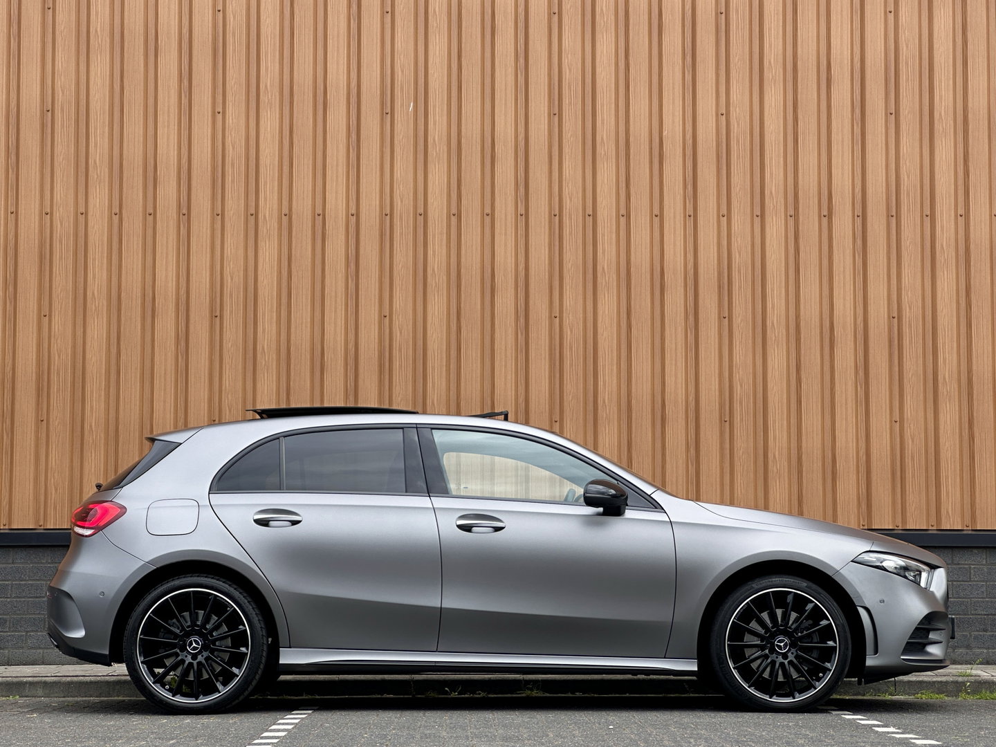 Mercedes-Benz A-Klasse 250 e Premium Plus | Grafietgrijs Magno | Burmester | Panorama dak | Head-Up Display | 360 Camera |