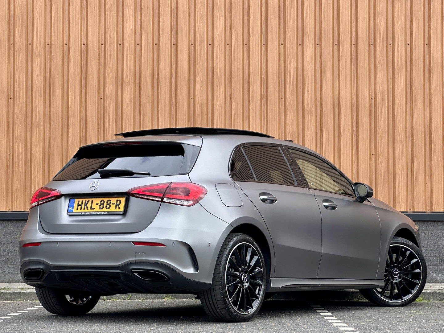 Mercedes-Benz A-Klasse 250 e Premium Plus | Grafietgrijs Magno | Burmester | Panorama dak | Head-Up Display | 360 Camera |