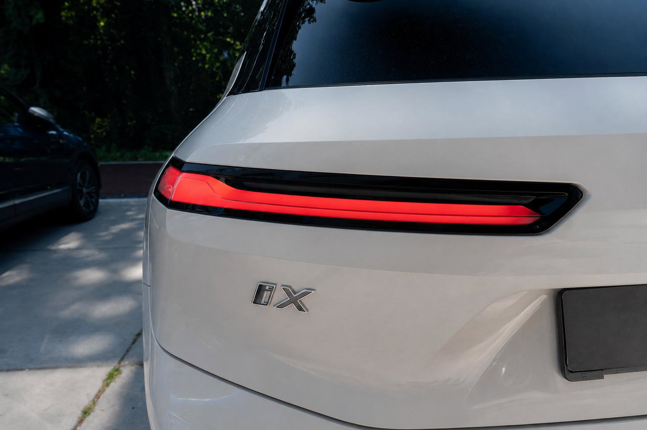 BMW iX
