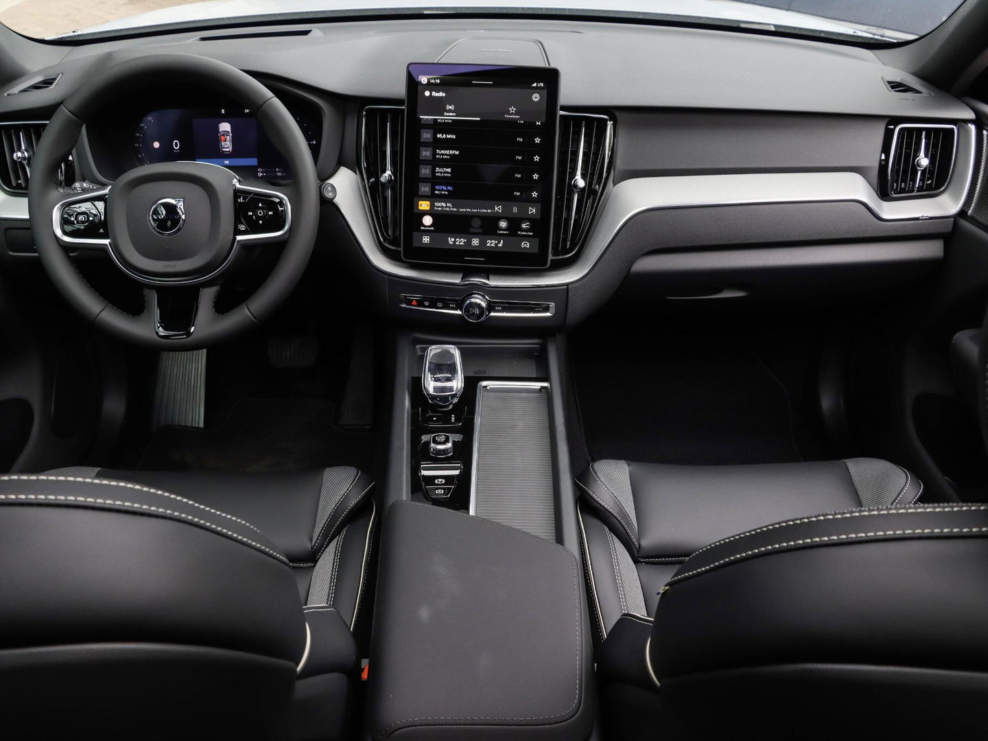 Volvo XC60 T6 AWD Ultra Black Edition Pano | NIEUW | 21'' dubbelspaaks | Getint glas