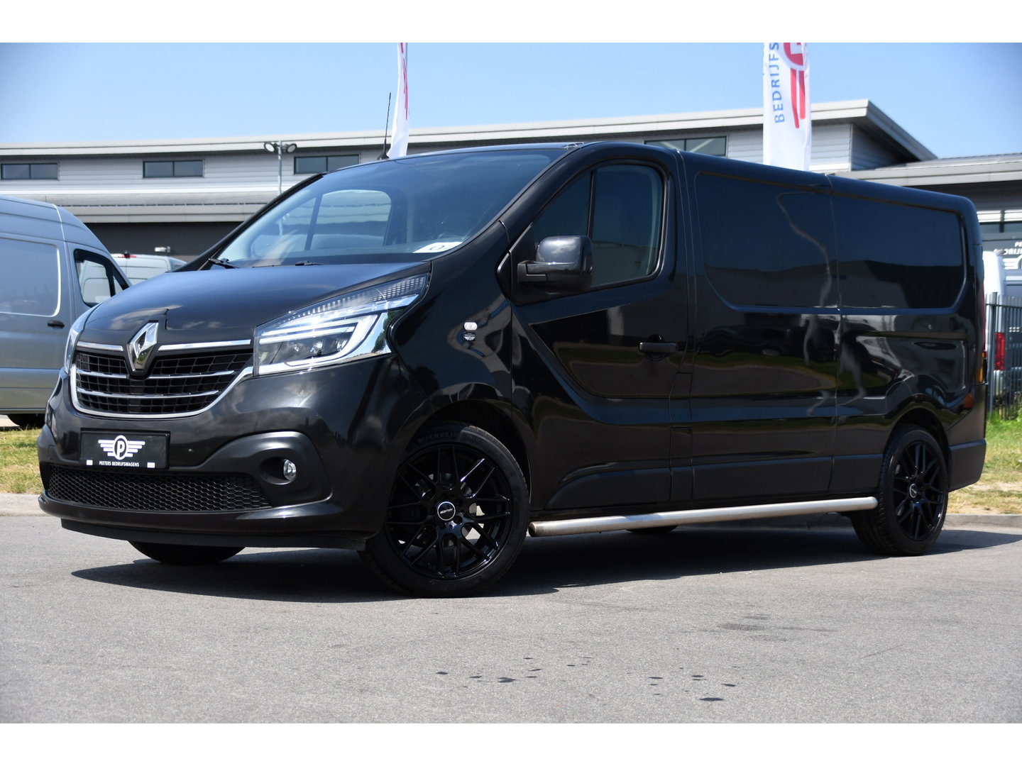 Renault Trafic 2.0 dCi 145 T29 L2H1 Black Edition Cruise, Sensoren, LED, 145pk, Multimedia, Automaat, Trekhaak, Betimmering, NAVI, Uniek!