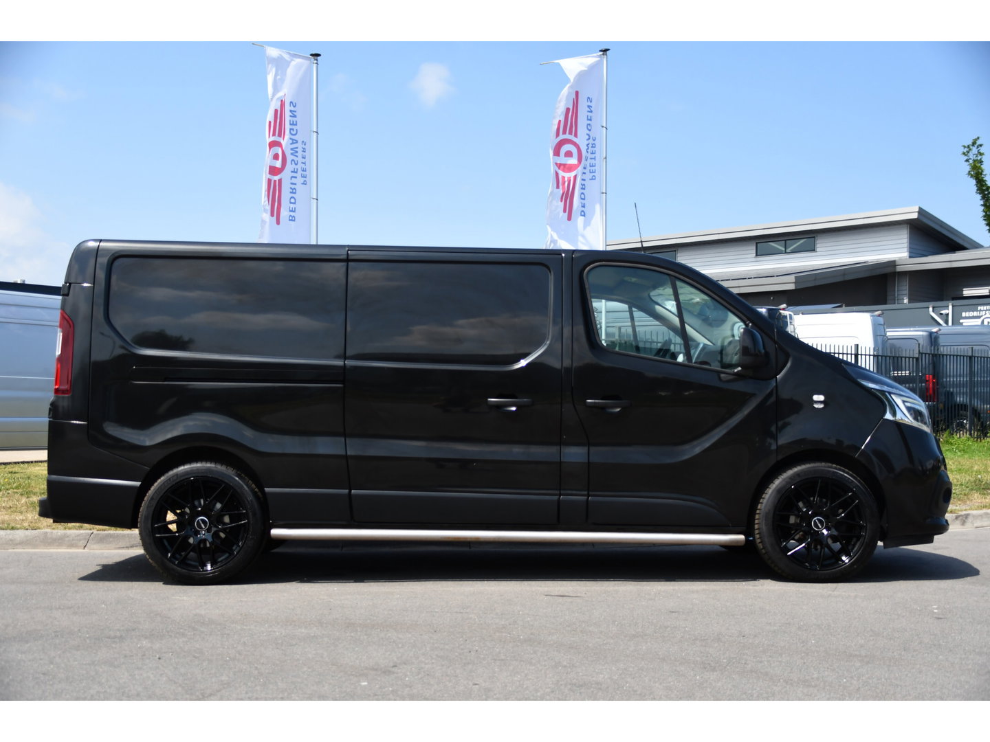 Renault Trafic 2.0 dCi 145 T29 L2H1 Black Edition Cruise, Sensoren, LED, 145pk, Multimedia, Automaat, Trekhaak, Betimmering, NAVI, Uniek!