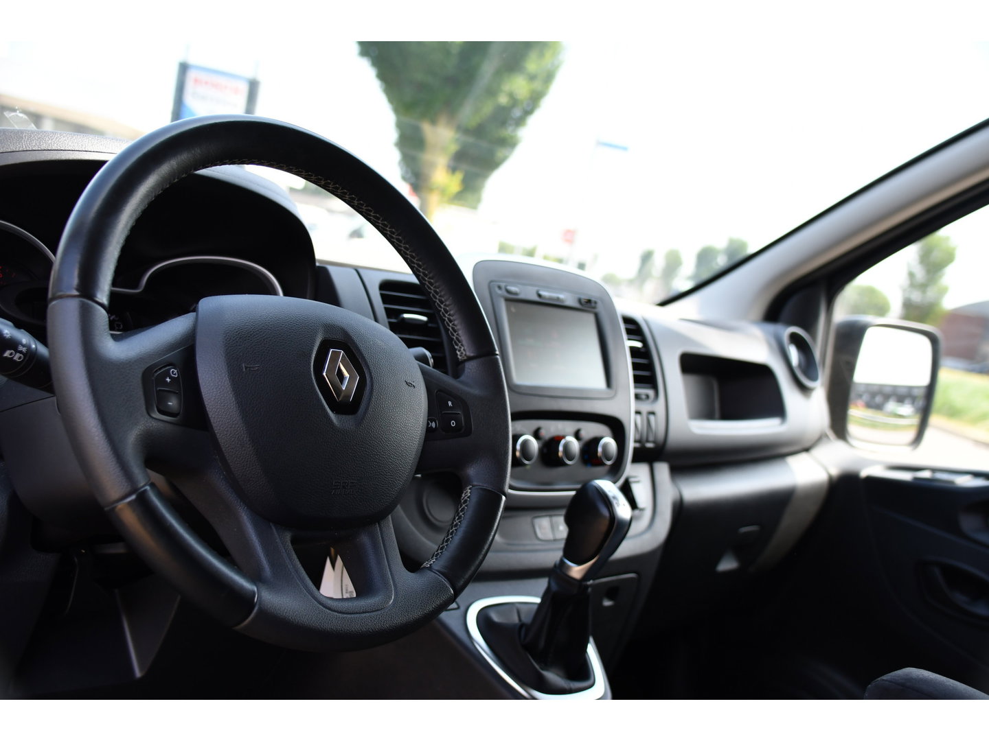 Renault Trafic 2.0 dCi 145 T29 L2H1 Black Edition Cruise, Sensoren, LED, 145pk, Multimedia, Automaat, Trekhaak, Betimmering, NAVI, Uniek!