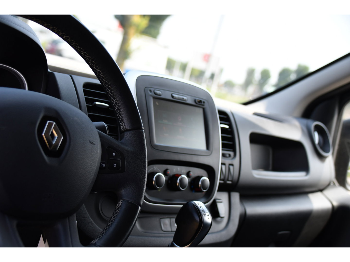 Renault Trafic 2.0 dCi 145 T29 L2H1 Black Edition Cruise, Sensoren, LED, 145pk, Multimedia, Automaat, Trekhaak, Betimmering, NAVI, Uniek!