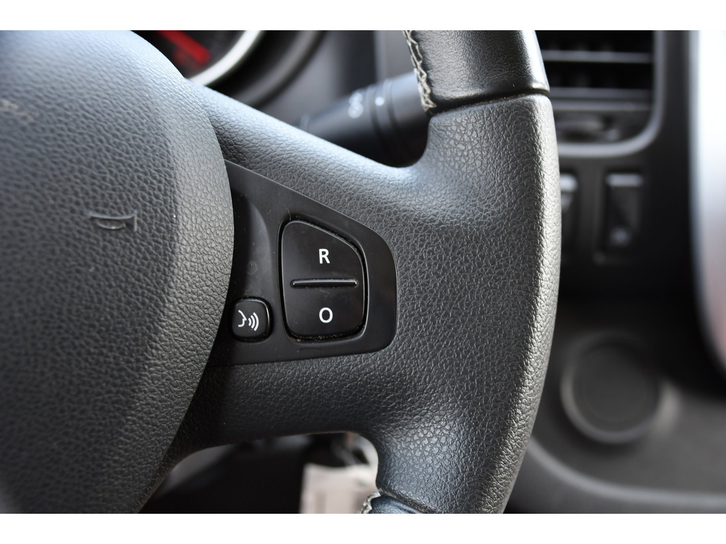 Renault Trafic 2.0 dCi 145 T29 L2H1 Black Edition Cruise, Sensoren, LED, 145pk, Multimedia, Automaat, Trekhaak, Betimmering, NAVI, Uniek!