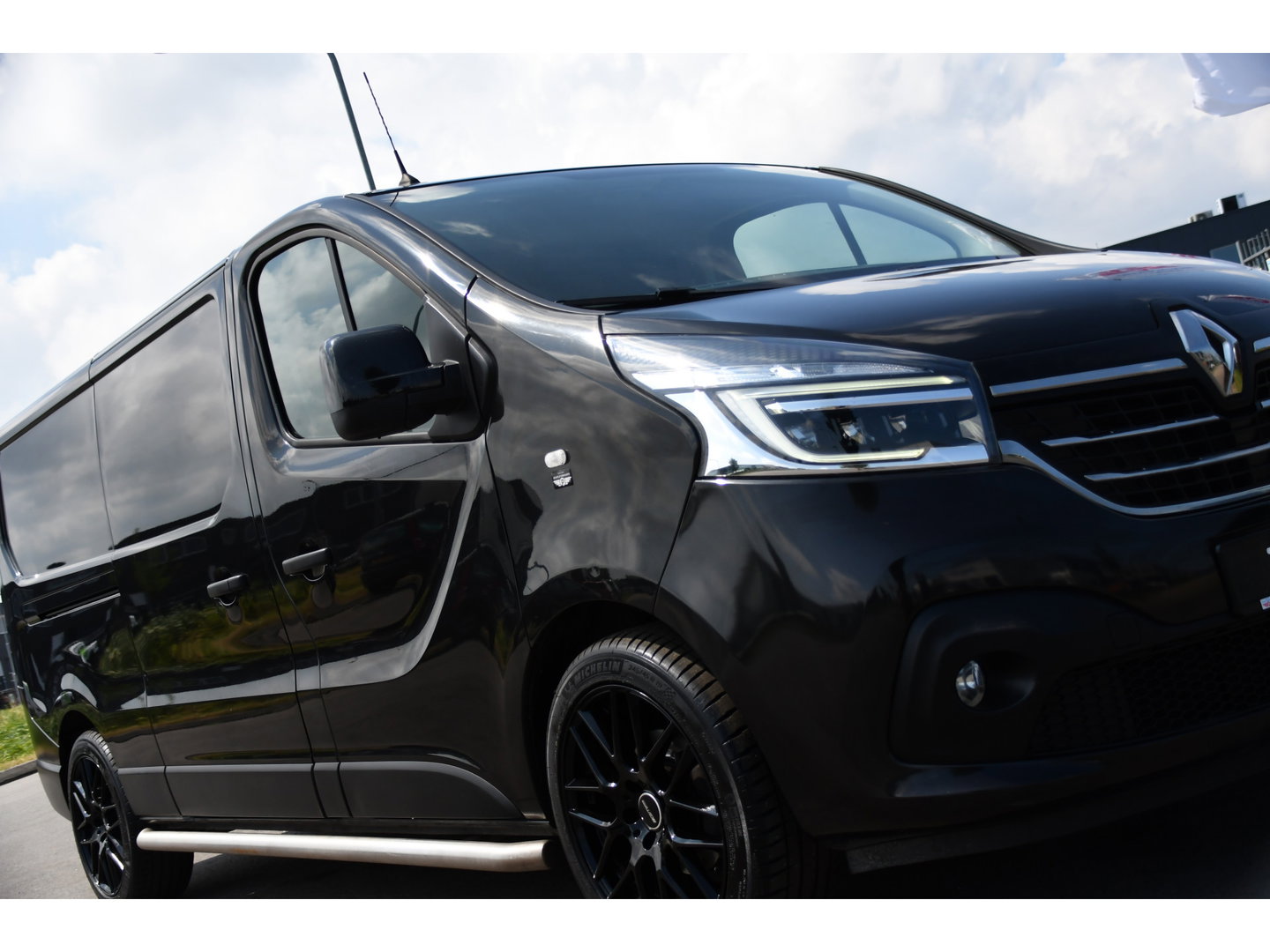 Renault Trafic 2.0 dCi 145 T29 L2H1 Black Edition Cruise, Sensoren, LED, 145pk, Multimedia, Automaat, Trekhaak, Betimmering, NAVI, Uniek!