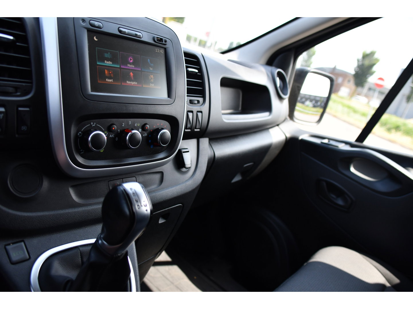 Renault Trafic 2.0 dCi 145 T29 L2H1 Black Edition Cruise, Sensoren, LED, 145pk, Multimedia, Automaat, Trekhaak, Betimmering, NAVI, Uniek!