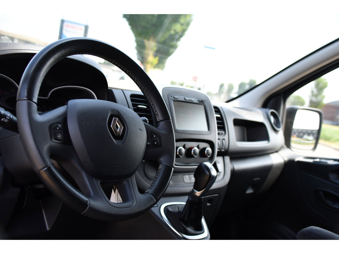Renault Trafic 2.0 dCi 145 T29 L2H1 Black Edition Cruise, Sensoren, LED, 145pk, Multimedia, Automaat, Trekhaak, Betimmering, NAVI, Uniek!