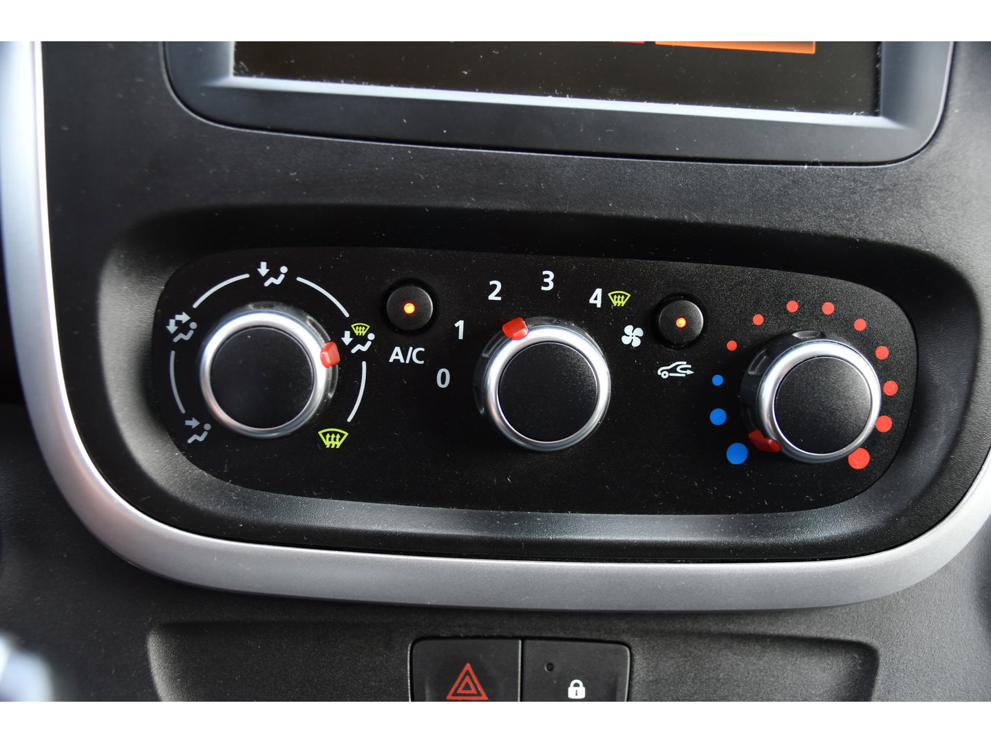 Renault Trafic 2.0 dCi 145 T29 L2H1 Black Edition Cruise, Sensoren, LED, 145pk, Multimedia, Automaat, Trekhaak, Betimmering, NAVI, Uniek!
