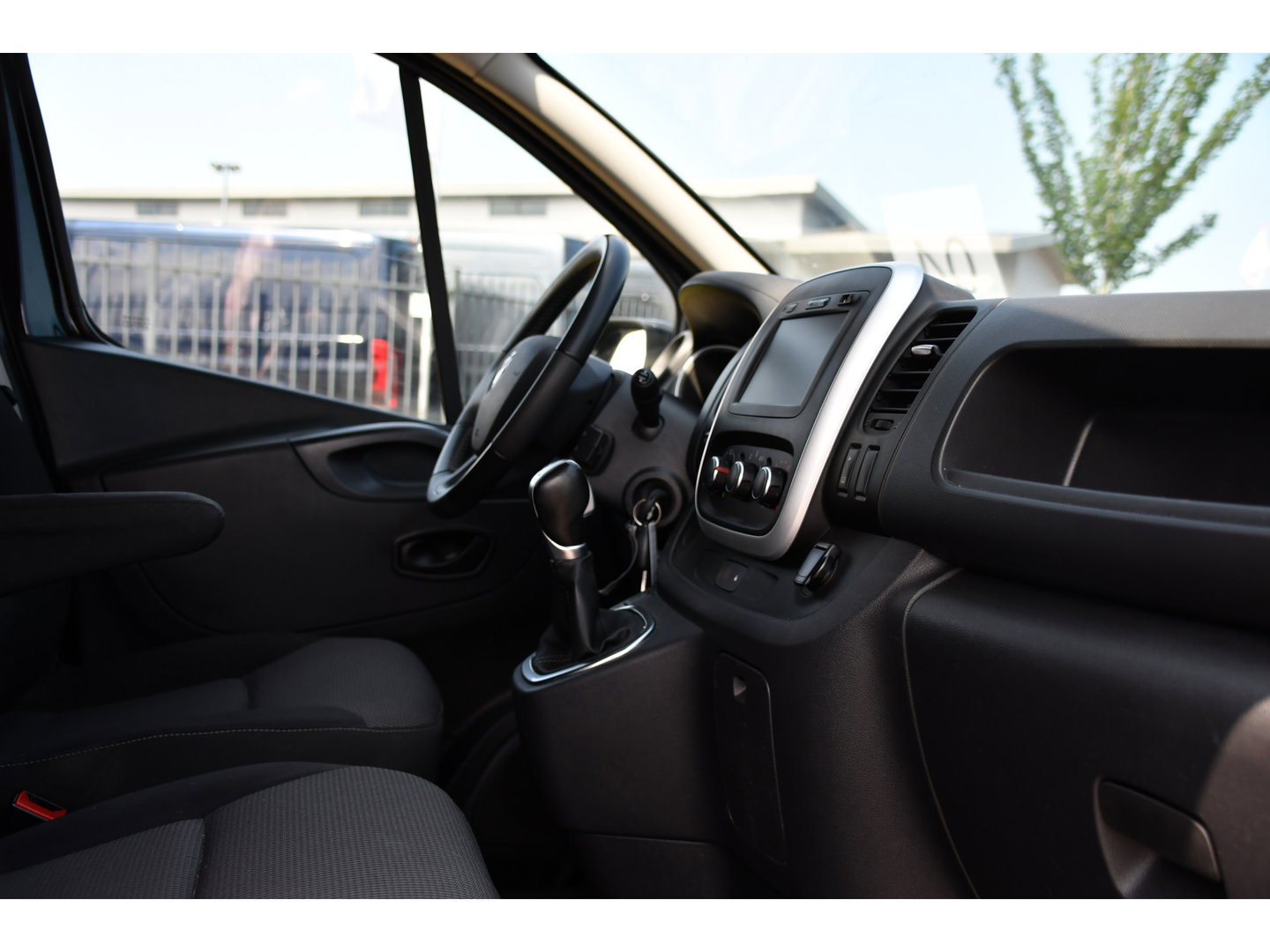 Renault Trafic 2.0 dCi 145 T29 L2H1 Black Edition Cruise, Sensoren, LED, 145pk, Multimedia, Automaat, Trekhaak, Betimmering, NAVI, Uniek!