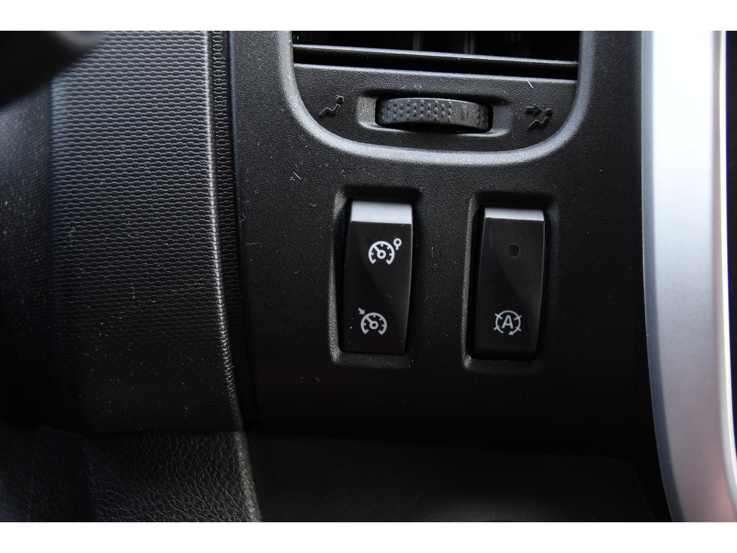 Renault Trafic 2.0 dCi 145 T29 L2H1 Black Edition Cruise, Sensoren, LED, 145pk, Multimedia, Automaat, Trekhaak, Betimmering, NAVI, Uniek!