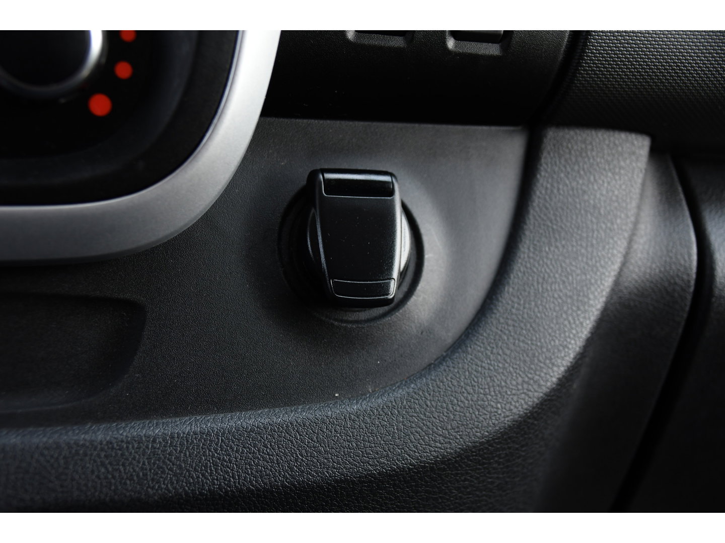 Renault Trafic 2.0 dCi 145 T29 L2H1 Black Edition Cruise, Sensoren, LED, 145pk, Multimedia, Automaat, Trekhaak, Betimmering, NAVI, Uniek!
