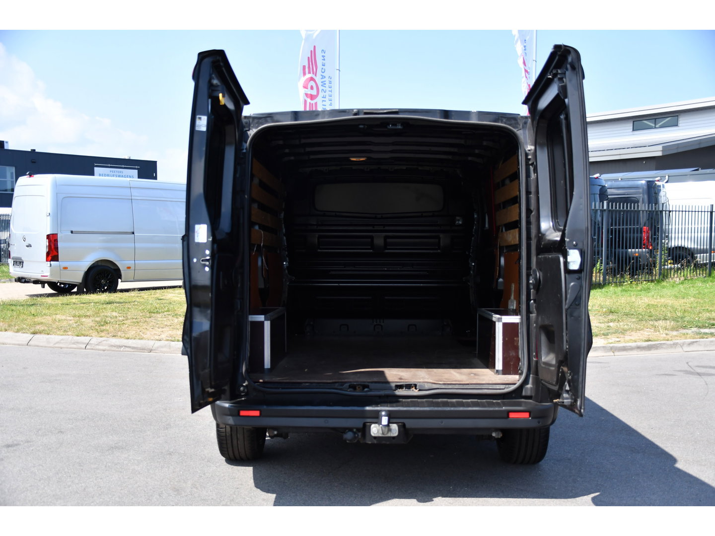 Renault Trafic 2.0 dCi 145 T29 L2H1 Black Edition Cruise, Sensoren, LED, 145pk, Multimedia, Automaat, Trekhaak, Betimmering, NAVI, Uniek!