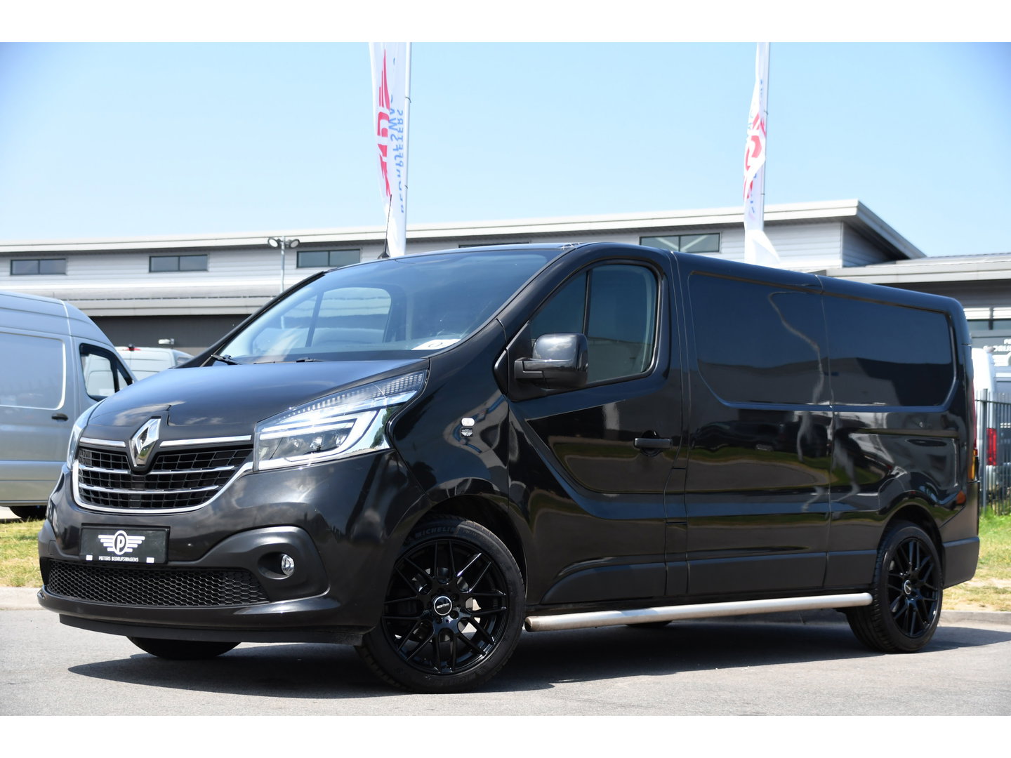 Renault Trafic 2.0 dCi 145 T29 L2H1 Black Edition Cruise, Sensoren, LED, 145pk, Multimedia, Automaat, Trekhaak, Betimmering, NAVI, Uniek!
