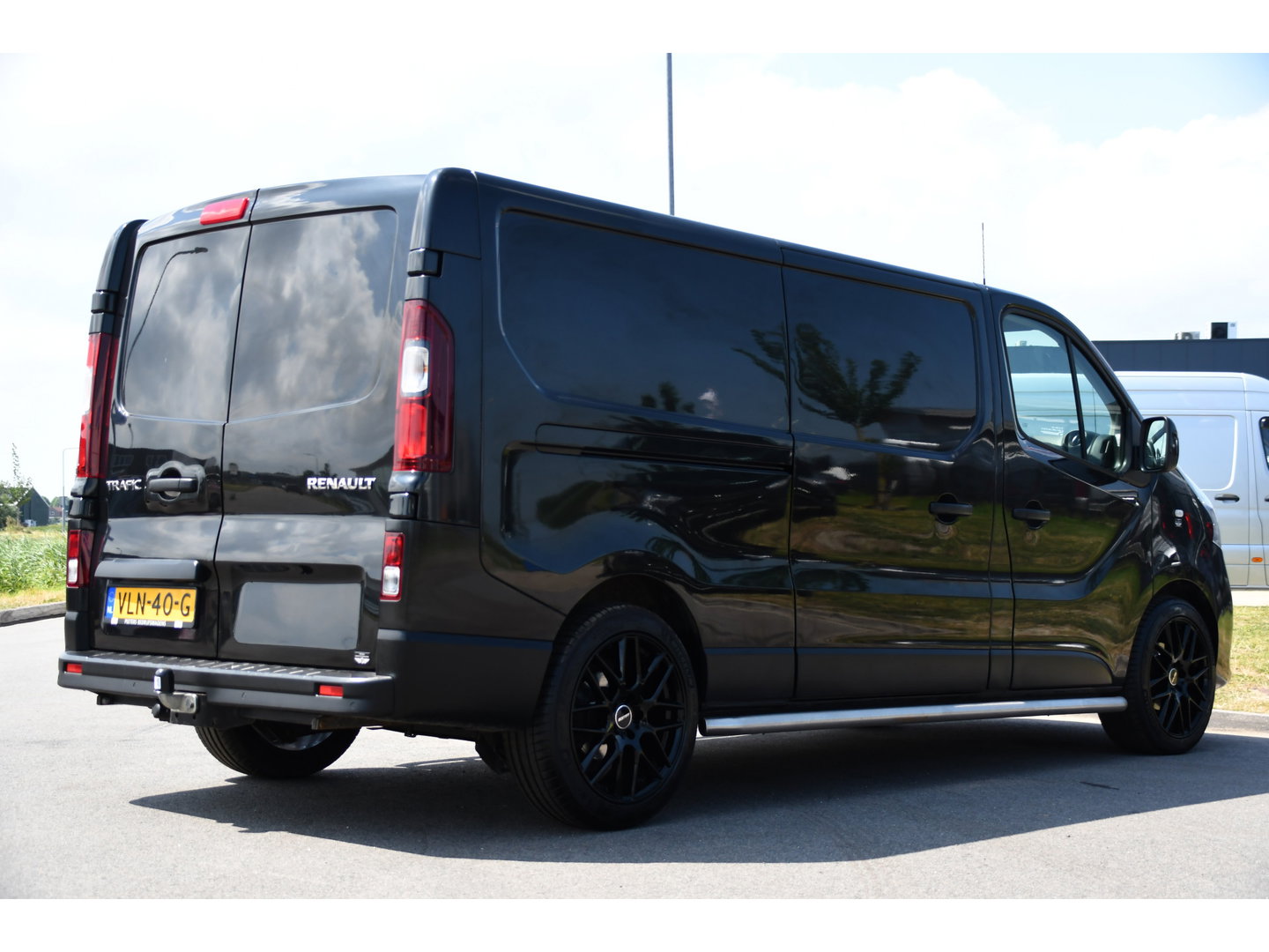 Renault Trafic 2.0 dCi 145 T29 L2H1 Black Edition Cruise, Sensoren, LED, 145pk, Multimedia, Automaat, Trekhaak, Betimmering, NAVI, Uniek!