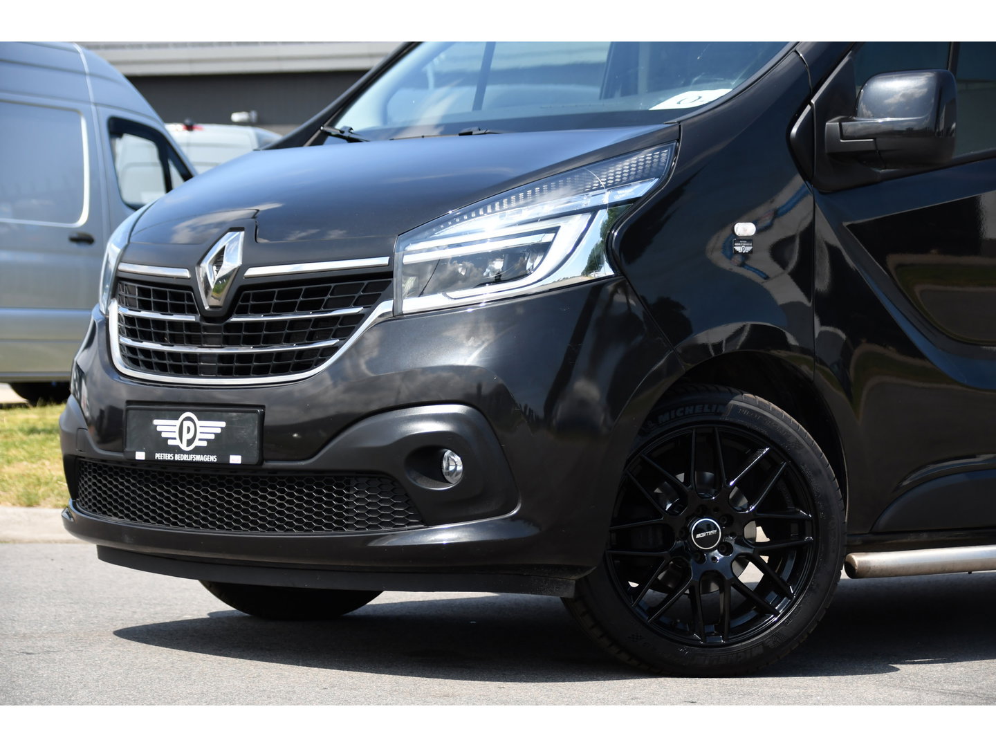 Renault Trafic 2.0 dCi 145 T29 L2H1 Black Edition Cruise, Sensoren, LED, 145pk, Multimedia, Automaat, Trekhaak, Betimmering, NAVI, Uniek!