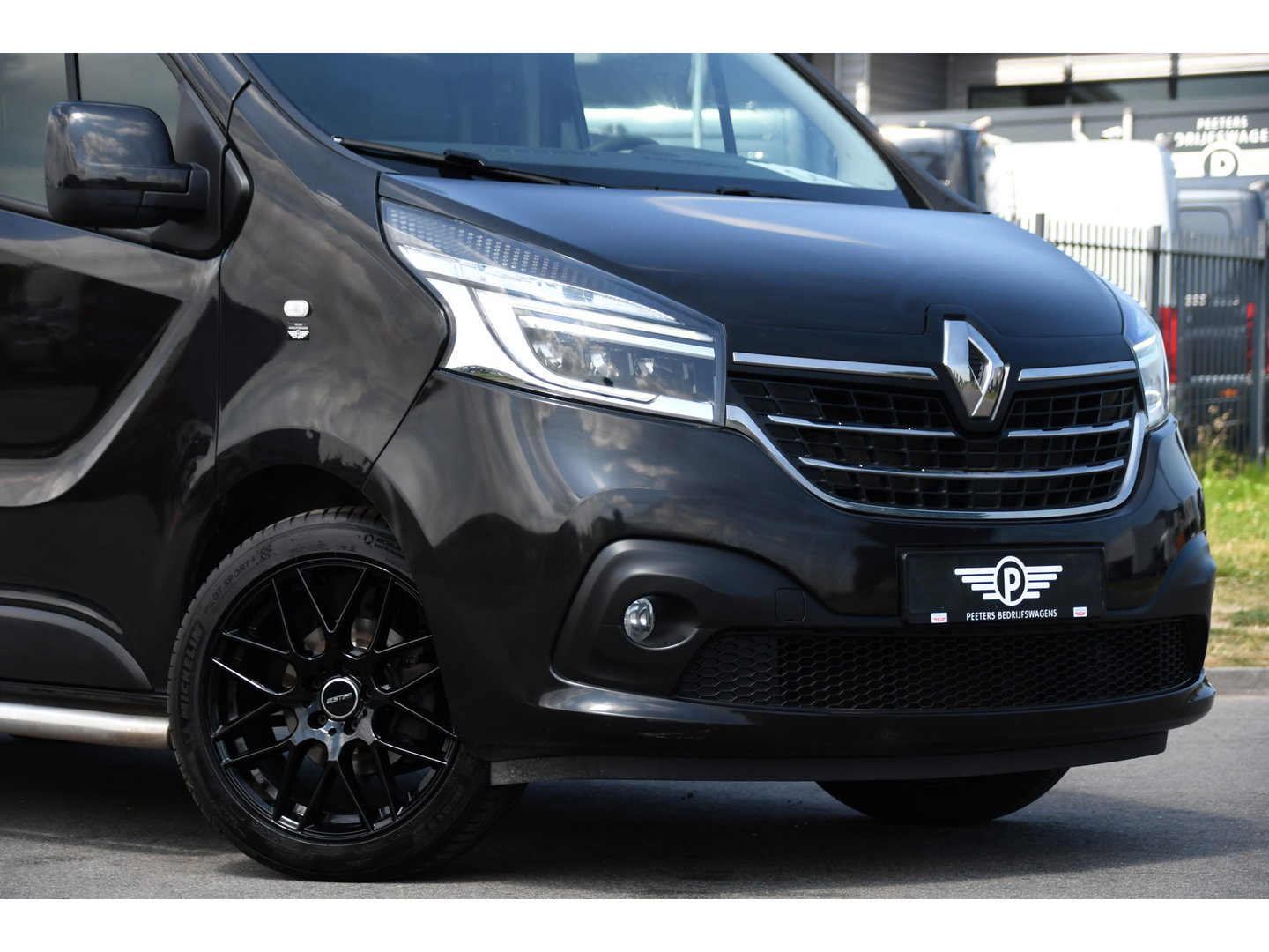 Renault Trafic 2.0 dCi 145 T29 L2H1 Black Edition Cruise, Sensoren, LED, 145pk, Multimedia, Automaat, Trekhaak, Betimmering, NAVI, Uniek!