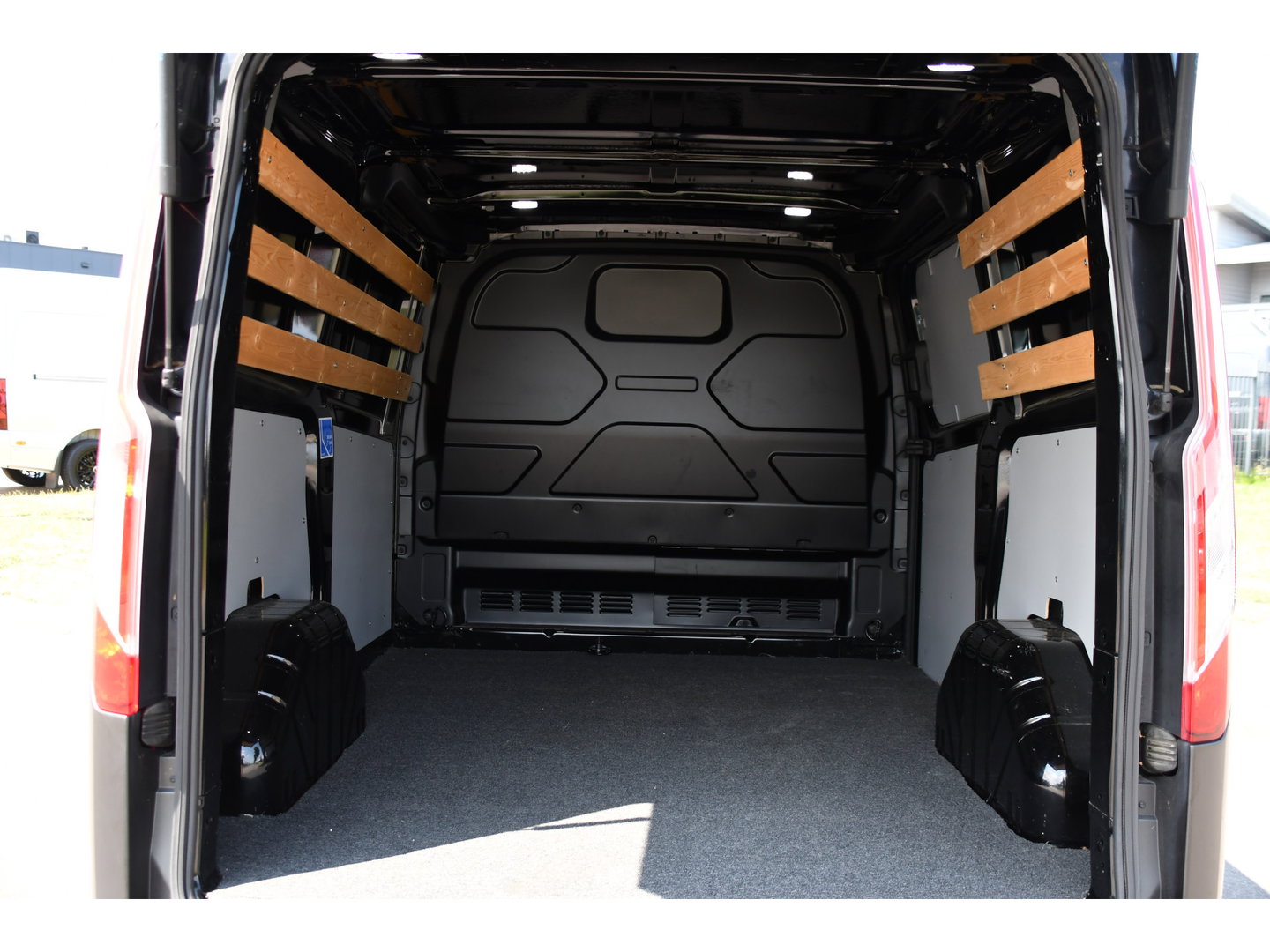 Ford Transit Custom 300 2.0 TDCI L1H1 Trail Camera, Cruise, Carplay, LED, Stoelverwarming, Leder, LM Velgen, 130pk, Mulitmedia, Sensoren, Uniek!