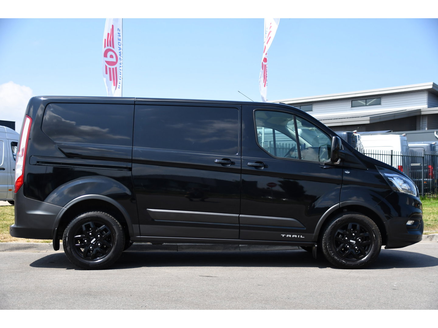 Ford Transit Custom 300 2.0 TDCI L1H1 Trail Camera, Cruise, Carplay, LED, Stoelverwarming, Leder, LM Velgen, 130pk, Mulitmedia, Sensoren, Uniek!