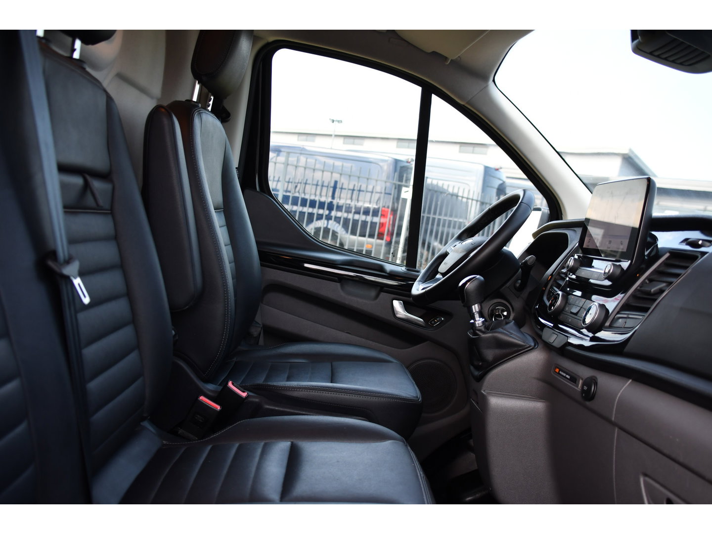 Ford Transit Custom 300 2.0 TDCI L1H1 Trail Camera, Cruise, Carplay, LED, Stoelverwarming, Leder, LM Velgen, 130pk, Mulitmedia, Sensoren, Uniek!
