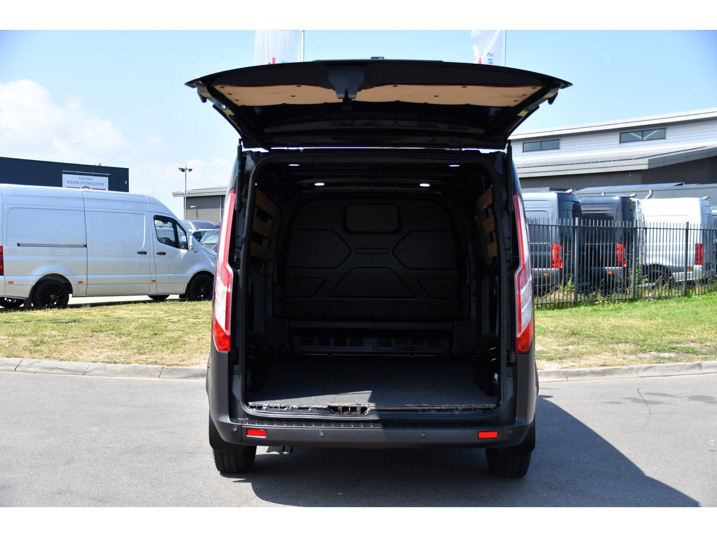 Ford Transit Custom 300 2.0 TDCI L1H1 Trail Camera, Cruise, Carplay, LED, Stoelverwarming, Leder, LM Velgen, 130pk, Mulitmedia, Sensoren, Uniek!