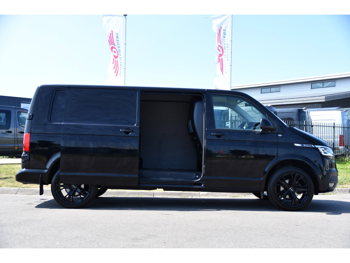 Volkswagen Transporter 2.0 TDI L2H1 30 Bulli Virtual, Adaptieve Cruise, Carplay, LED, Stoelverwarming, Standkachel, Trekhaak, Automaat, Multimedia, 150pk, Uniek!