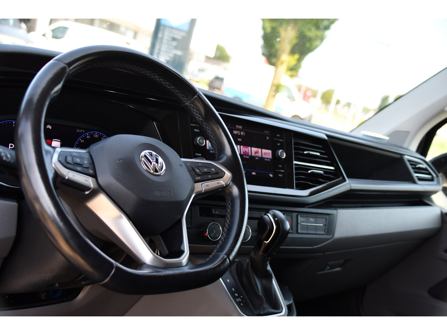 Volkswagen Transporter 2.0 TDI L2H1 30 Bulli Virtual, Adaptieve Cruise, Carplay, LED, Stoelverwarming, Standkachel, Trekhaak, Automaat, Multimedia, 150pk, Uniek!