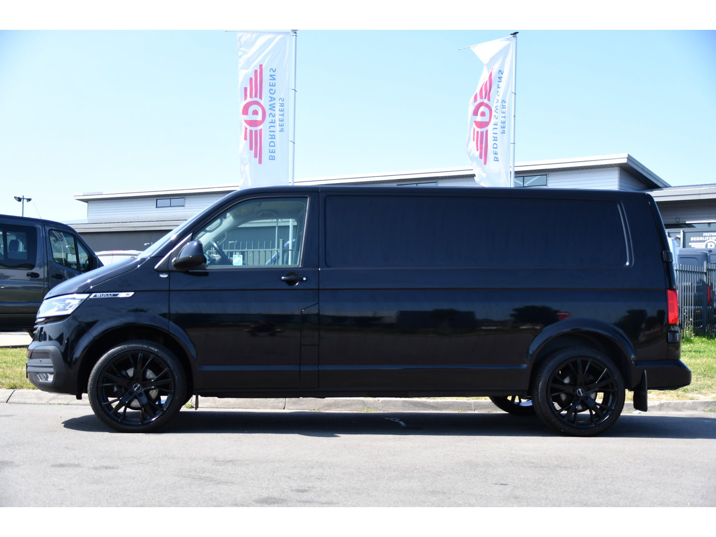 Volkswagen Transporter 2.0 TDI L2H1 30 Bulli Virtual, Adaptieve Cruise, Carplay, LED, Stoelverwarming, Standkachel, Trekhaak, Automaat, Multimedia, 150pk, Uniek!