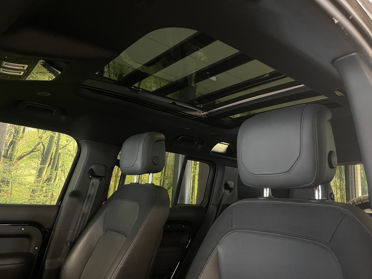 Land Rover Defender 110 2.0 P400e 110 X | Luchtvering | Afneembare Trekhaak | Apple Carplay | 360° Camera | Meridian | Stuurwielverwarming | Koelkast |