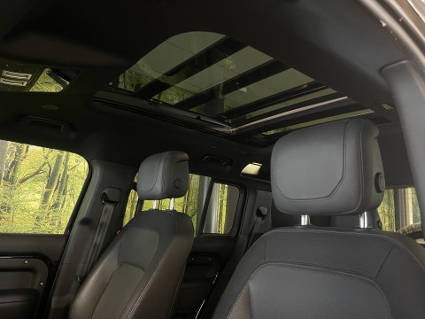 Land Rover Defender 110 2.0 P400e 110 X | Luchtvering | Afneembare Trekhaak | Apple Carplay | 360° Camera | Meridian | Stuurwielverwarming | Koelkast |