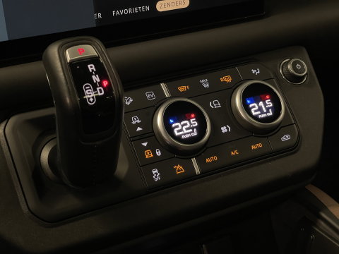 Land Rover Defender 110 2.0 P400e 110 X | Luchtvering | Afneembare Trekhaak | Apple Carplay | 360° Camera | Meridian | Stuurwielverwarming | Koelkast |