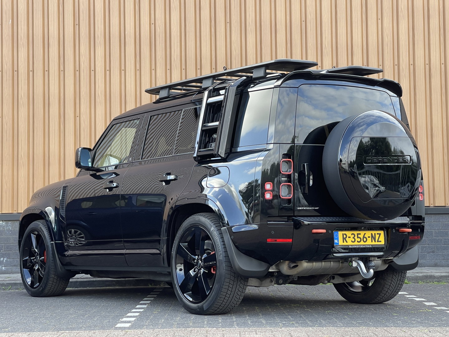 Land Rover Defender 110 2.0 P400e 110 X | Luchtvering | Afneembare Trekhaak | Apple Carplay | 360° Camera | Meridian | Stuurwielverwarming | Koelkast |