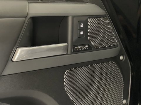 Land Rover Defender 110 2.0 P400e 110 X | Luchtvering | Afneembare Trekhaak | Apple Carplay | 360° Camera | Meridian | Stuurwielverwarming | Koelkast |