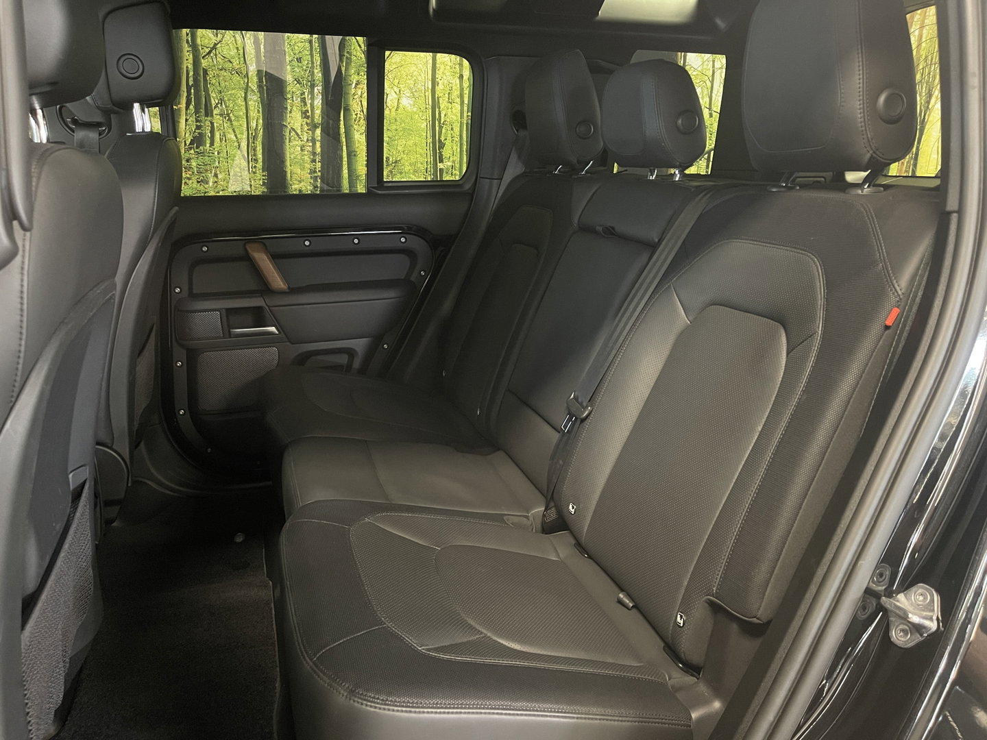 Land Rover Defender 110 2.0 P400e 110 X | Luchtvering | Afneembare Trekhaak | Apple Carplay | 360° Camera | Meridian | Stuurwielverwarming | Koelkast |