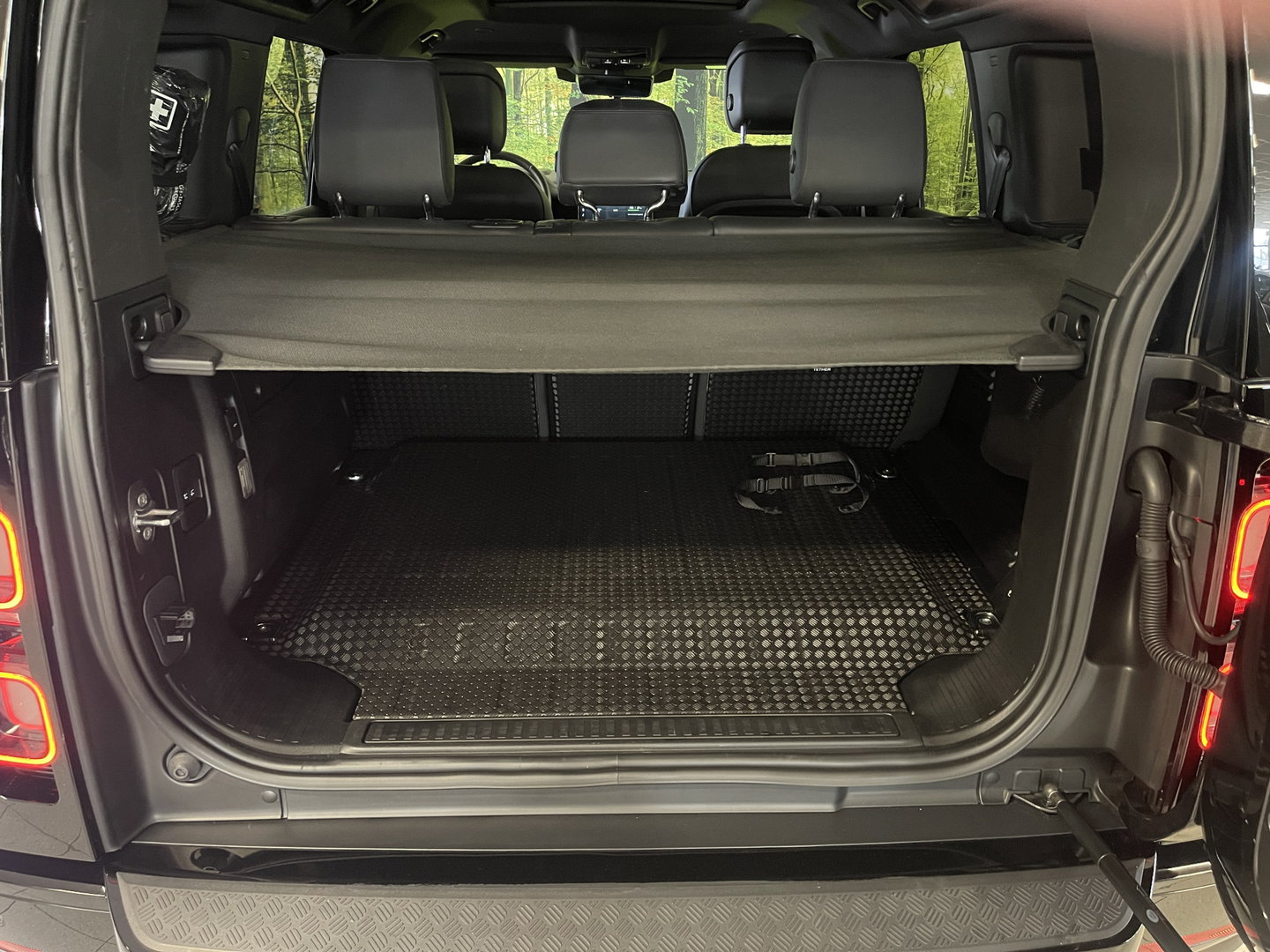 Land Rover Defender 110 2.0 P400e 110 X | Luchtvering | Afneembare Trekhaak | Apple Carplay | 360° Camera | Meridian | Stuurwielverwarming | Koelkast |