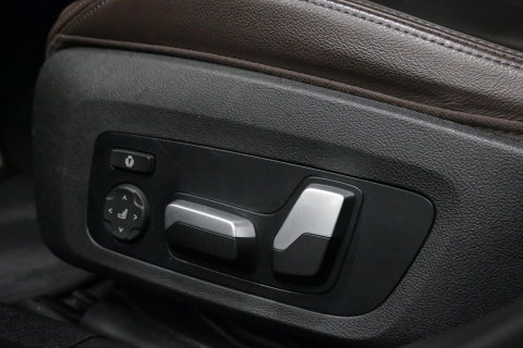 BMW 3 Serie Touring 320e xDrive M Sport / M340i Diffuser / Black Diamond M Grille / M340i M Sport bumper pakket / Schuif-/kanteldak / Elektr. verstelbare voorstoelen (links met memory) / Stoelverwarming / Apple Carplay - Android Auto / Achteruitrijcamera / Ambienteve