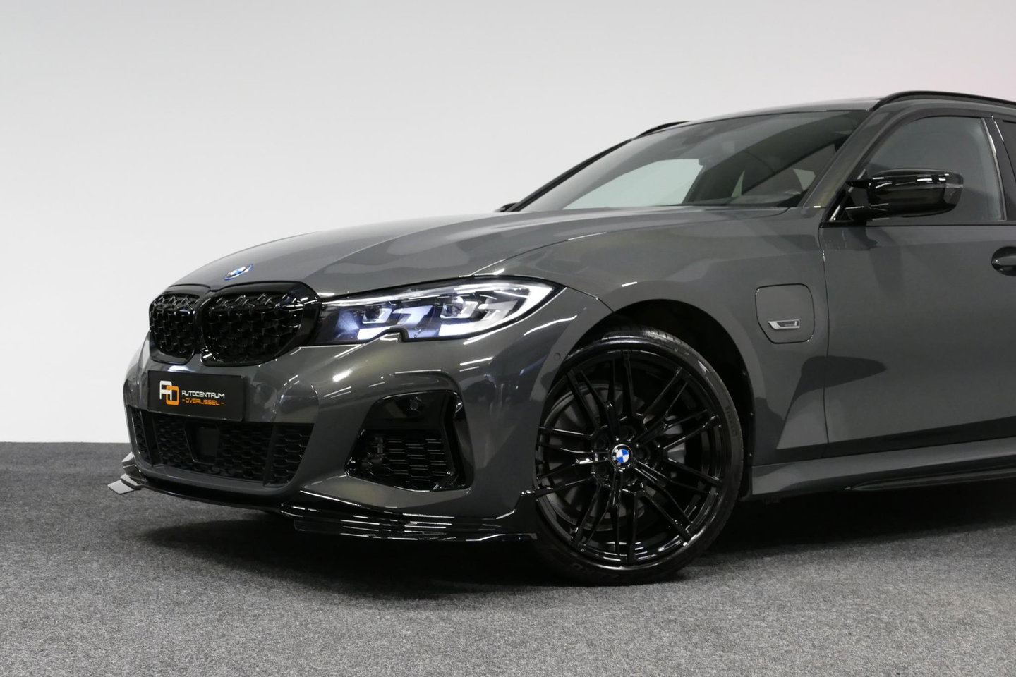 BMW 3 Serie Touring 320e xDrive M Sport / M340i Diffuser / Black Diamond M Grille / M340i M Sport bumper pakket / Schuif-/kanteldak / Elektr. verstelbare voorstoelen (links met memory) / Stoelverwarming / Apple Carplay - Android Auto / Achteruitrijcamera / Ambienteve