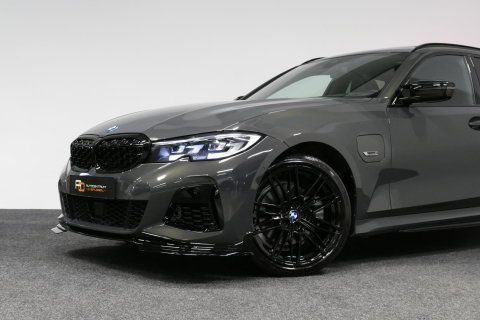 BMW 3 Serie Touring 320e xDrive M Sport / M340i Diffuser / Black Diamond M Grille / M340i M Sport bumper pakket / Schuif-/kanteldak / Elektr. verstelbare voorstoelen (links met memory) / Stoelverwarming / Apple Carplay - Android Auto / Achteruitrijcamera / Ambienteve