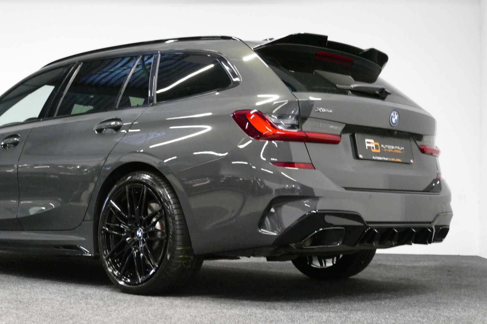 BMW 3 Serie Touring 320e xDrive M Sport / M340i Diffuser / Black Diamond M Grille / M340i M Sport bumper pakket / Schuif-/kanteldak / Elektr. verstelbare voorstoelen (links met memory) / Stoelverwarming / Apple Carplay - Android Auto / Achteruitrijcamera / Ambienteve