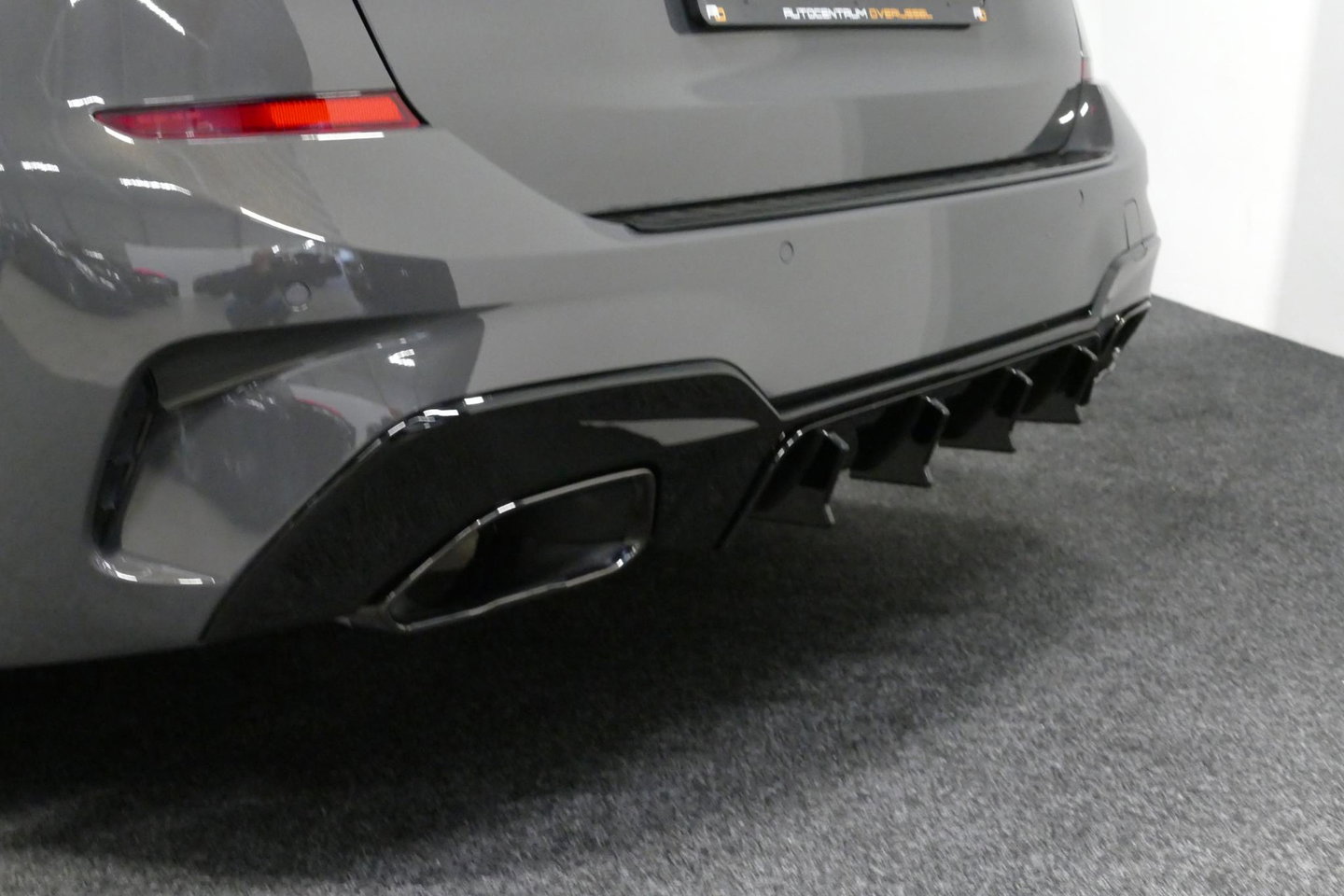 BMW 3 Serie Touring 320e xDrive M Sport / M340i Diffuser / Black Diamond M Grille / M340i M Sport bumper pakket / Schuif-/kanteldak / Elektr. verstelbare voorstoelen (links met memory) / Stoelverwarming / Apple Carplay - Android Auto / Achteruitrijcamera / Ambienteve