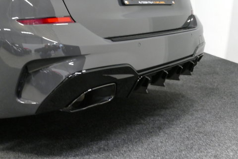 BMW 3 Serie Touring 320e xDrive M Sport / M340i Diffuser / Black Diamond M Grille / M340i M Sport bumper pakket / Schuif-/kanteldak / Elektr. verstelbare voorstoelen (links met memory) / Stoelverwarming / Apple Carplay - Android Auto / Achteruitrijcamera / Ambienteve