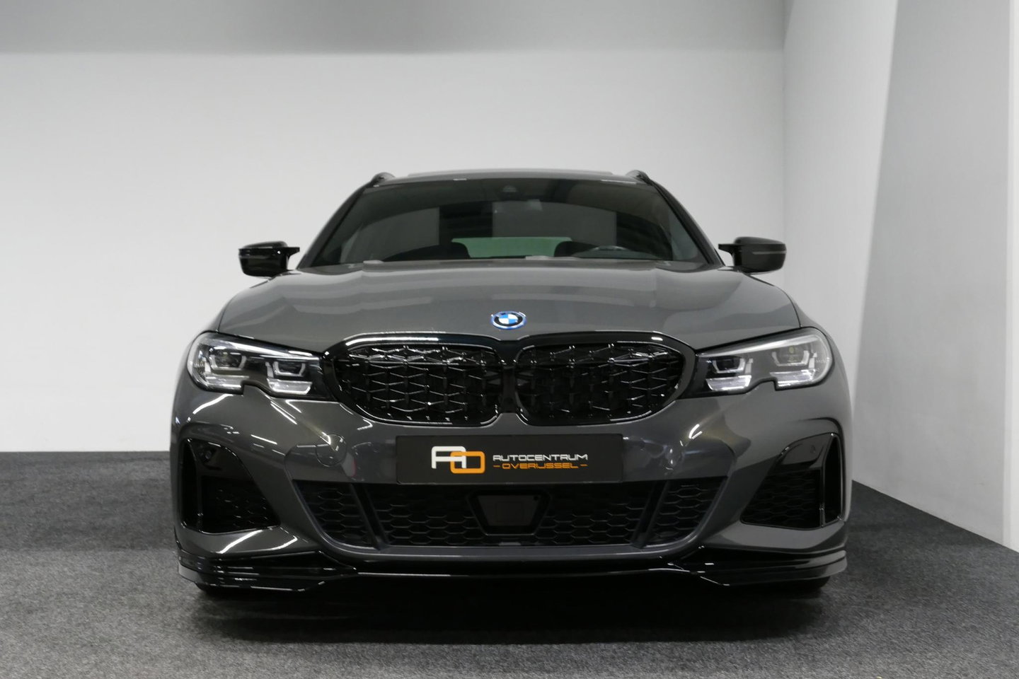 BMW 3 Serie Touring 320e xDrive M Sport / M340i Diffuser / Black Diamond M Grille / M340i M Sport bumper pakket / Schuif-/kanteldak / Elektr. verstelbare voorstoelen (links met memory) / Stoelverwarming / Apple Carplay - Android Auto / Achteruitrijcamera / Ambienteve