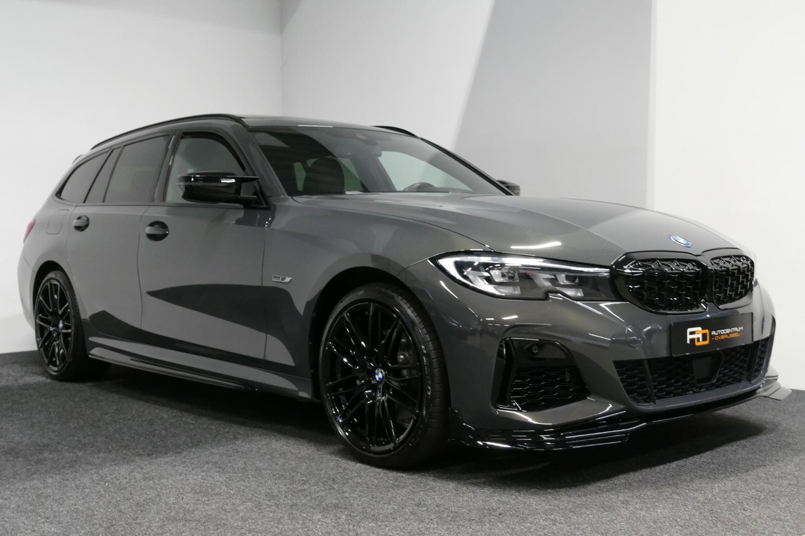 BMW 3 Serie Touring 320e xDrive M Sport / M340i Diffuser / Black Diamond M Grille / M340i M Sport bumper pakket / Schuif-/kanteldak / Elektr. verstelbare voorstoelen (links met memory) / Stoelverwarming / Apple Carplay - Android Auto / Achteruitrijcamera / Ambienteve