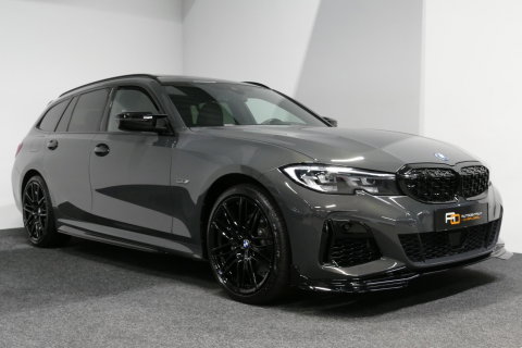 BMW 3 Serie Touring 320e xDrive M Sport / M340i Diffuser / Black Diamond M Grille / M340i M Sport bumper pakket / Schuif-/kanteldak / Elektr. verstelbare voorstoelen (links met memory) / Stoelverwarming / Apple Carplay - Android Auto / Achteruitrijcamera / Ambienteve