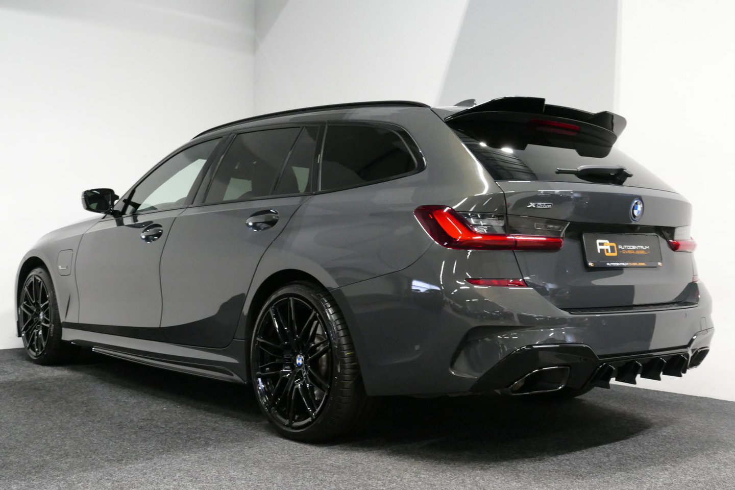 BMW 3 Serie Touring 320e xDrive M Sport / M340i Diffuser / Black Diamond M Grille / M340i M Sport bumper pakket / Schuif-/kanteldak / Elektr. verstelbare voorstoelen (links met memory) / Stoelverwarming / Apple Carplay - Android Auto / Achteruitrijcamera / Ambienteve