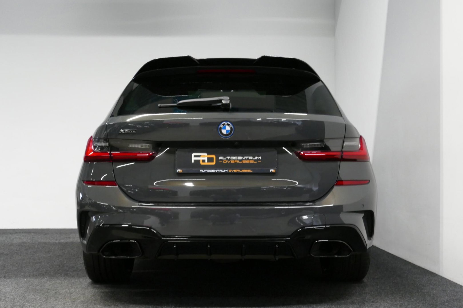 BMW 3 Serie Touring 320e xDrive M Sport / M340i Diffuser / Black Diamond M Grille / M340i M Sport bumper pakket / Schuif-/kanteldak / Elektr. verstelbare voorstoelen (links met memory) / Stoelverwarming / Apple Carplay - Android Auto / Achteruitrijcamera / Ambienteve