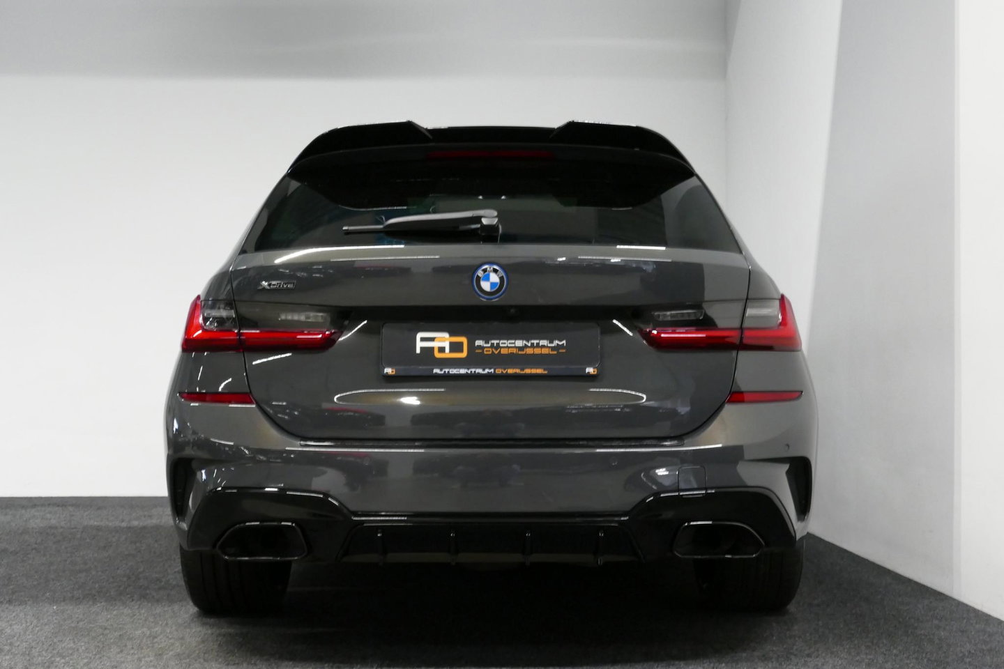 BMW 3 Serie Touring 320e xDrive M Sport / M340i Diffuser / Black Diamond M Grille / M340i M Sport bumper pakket / Schuif-/kanteldak / Elektr. verstelbare voorstoelen (links met memory) / Stoelverwarming / Apple Carplay - Android Auto / Achteruitrijcamera / Ambienteve